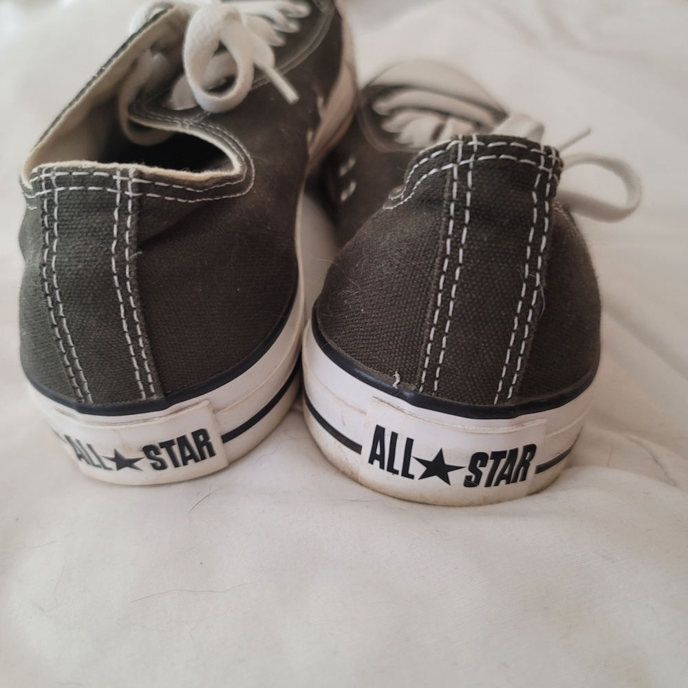 ALMOST NEW! Army Green low top Converse Shoes, Men's Size 9